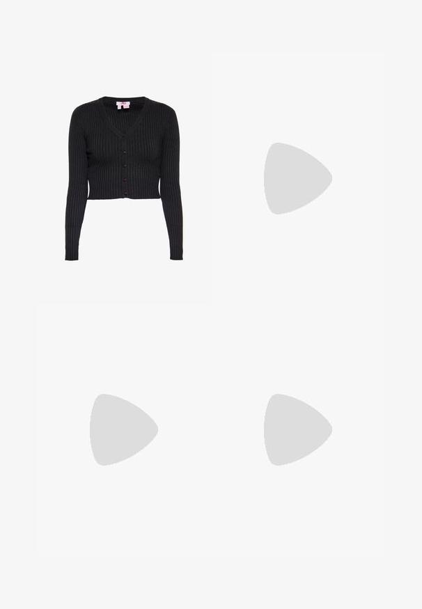 Cardigan court en maille côtelée noire avec manches longues, col en V et cinq boutons sur le devant, taille petite.; Next V-NECK PUFF SLEEVE MINI  - Robe chemise - black spot; Chaussure slingback en cuir verni noir avec un petit talon bloc et deux brides à boucle dorée.; Collier de perles à un rang avec des perles blanches rondes et un petit fermoir argenté, présenté sur fond blanc.