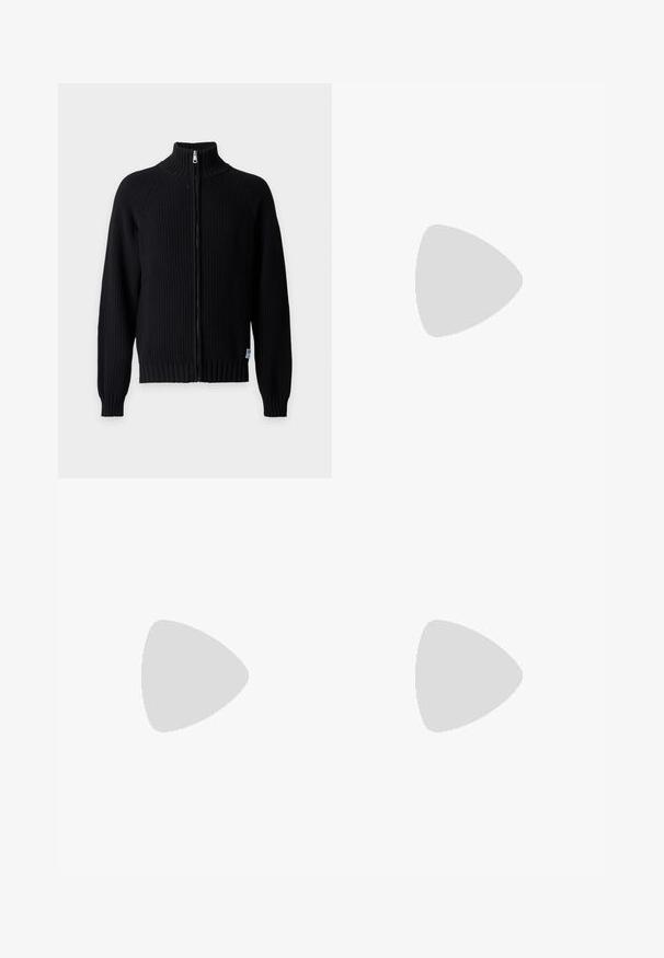 Pull noir en maille avec fermeture éclair, col montant, poignets et ourlet côtelés sur fond uni.; T-shirt blanc sans manches avec col rond et petit logo noir AllSaints sur le haut gauche de la poitrine.; Pantalon droit vert foncé avec plis, passants de ceinture, poches latérales et fermeture devant zippée et boutonnée, présenté sur fond uni.; Mocassin noir en cuir à enfiler avec petit talon, boucle dorée et nom de marque embossé sur le côté sur fond neutre.