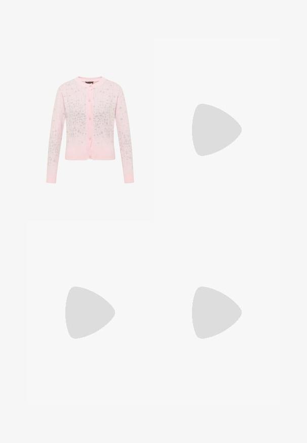Rosa Strickjacke mit Rippkragen und -bündchen, vorderem Knopfverschluss und einem strukturierten Muster mit silbernen Sternen überall.; Needle & Thread DITSY LOLA BACKLESS BALLERINA DRESS - Cocktailkleid/festliches Kleid - moonshine pink; Beiger Mary Jane flacher Schuh mit verstellbarem Riemen, bestickt mit pinken und grünen Perlenmustern in Blumenform.; Rosa Glitzerhandtasche mit einem Schmetterlingsdesign aus Strass, geprägt von einer strukturierten Form und einem einzelnen Griff an der Oberseite.