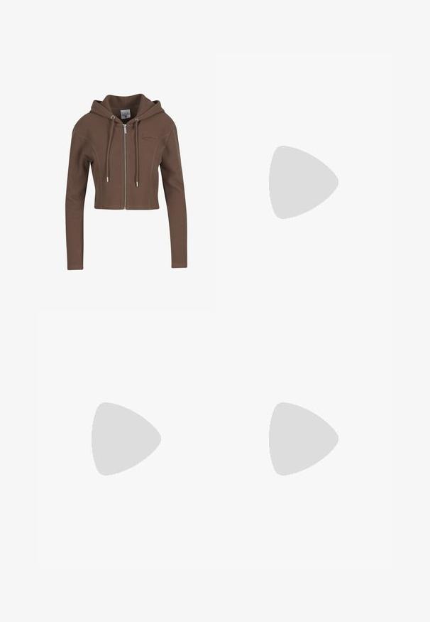 Sweat à capuche court marron zippé, manches longues, tissu texturé, cordons et logo discret sur la poitrine.; Haut court côtelé pêche avec un design dos nageur. Il présente un petit logo en forme de cœur blanc sur la poitrine et un tissu élastique lisse.; Leggings marron taille haute avec une texture lisse, dotés d'une ceinture tricotée portant le logo "SMIMS" en blanc, coupe ajustée, longueur totale.; Baskets basses blanches avec dessus en cuir texturé, semelle épaisse et design sans lacets, vues de profil sur fond blanc.