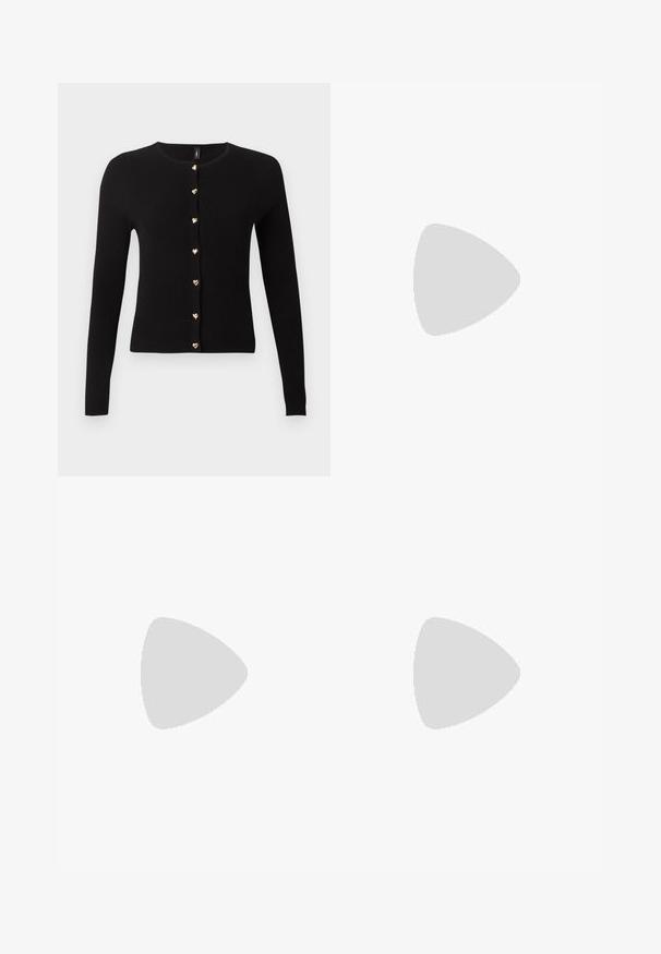 Sort ribbet langærmet cardigan med rund halsudskæring, med frontknaplukning med guldhjerteformede knapper.; Hvid ærmeløs ribstrikket top med bådudskæring og tætsiddende silhuet, lagt fladt på hvid baggrund.; Blå denim bredbenede jeans med knaplukning, fem lomme-design, let falming på lårene og syningsdetaljer på sømmene.; Hvid Adidas Samba sneaker med brune ruskindstriber, brun gummisål og beige ruskindståhætte, vist fra ydersiden på en ensfarvet baggrund.