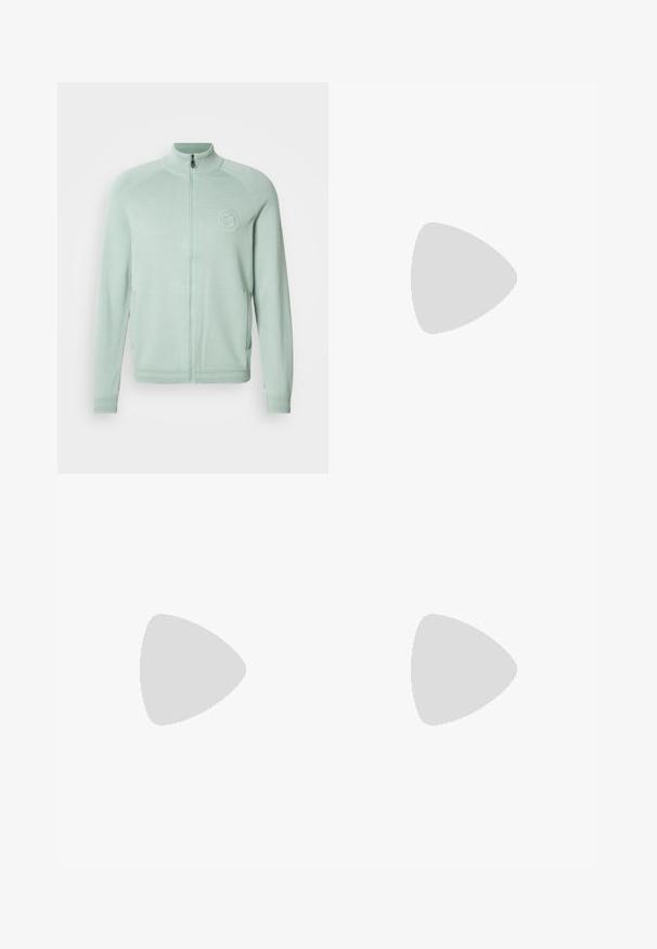 Lichtgroene jas met ritssluiting, gemaakt van zachte stof, met een hoge kraag, zijzakken en een cirkelvormig logo op de linkerkant van de borst.; Witte t-shirt met korte mouwen, voorzien van een gestructureerd patroon, ronde hals en een relaxte pasvorm. De stof lijkt lichtgewicht en ademend te zijn.; Witte denim broek met een recht gesneden ontwerp. Voorzien van een traditionele vijf-pocketindeling, metalen knoopsluiting en een lichte textuur.; Zwarte loafers met een glad leren bovenwerk, rubberen zool en gestructureerde accenten op het bovenstuk. Voorzien van een gestikte rand en een instapmodel.