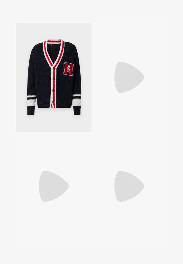 Gilet en maille bleu marine avec un col en V, un bordure rayée rouge et blanche, une fermeture à boutons et une lettre "H" brodée sur la poitrine.; Chemise à carreaux verts en tissu doux, dotée de manches longues, d'un col boutonné et d'une poche poitrine avec un petit logo.; Jean en denim bleu clair avec jambes droites, design à cinq poches, fermeture par bouton, et légère décoloration à l'avant et à l'arrière.; Mocassin noir en cuir à enfiler avec petit talon, boucle dorée et nom de marque embossé sur le côté sur fond neutre.
