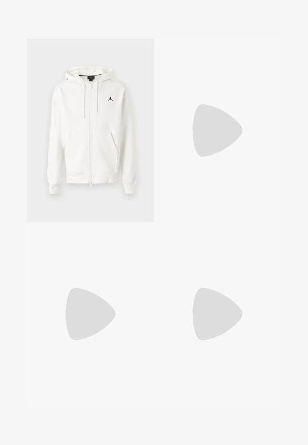 Sudadera blanca con cremallera, capucha, bolsillos frontales, cordones y pequeño logo negro de Jumpman en el lado izquierdo del pecho.; Camiseta negra con un patrón texturizado, que presenta un pequeño logotipo de Nike en azul claro y un parche rectangular con el logotipo en colores contrastantes.; Pantalones de chándal texturizados de color gris oscuro con cinturilla elástica y cordón negro, puños elásticos y corte holgado.; Zapatillas deportivas plateadas claras con un upper liso y brillante, paneles cosidos, cordones blancos y acentos beige en el talón y el logo.