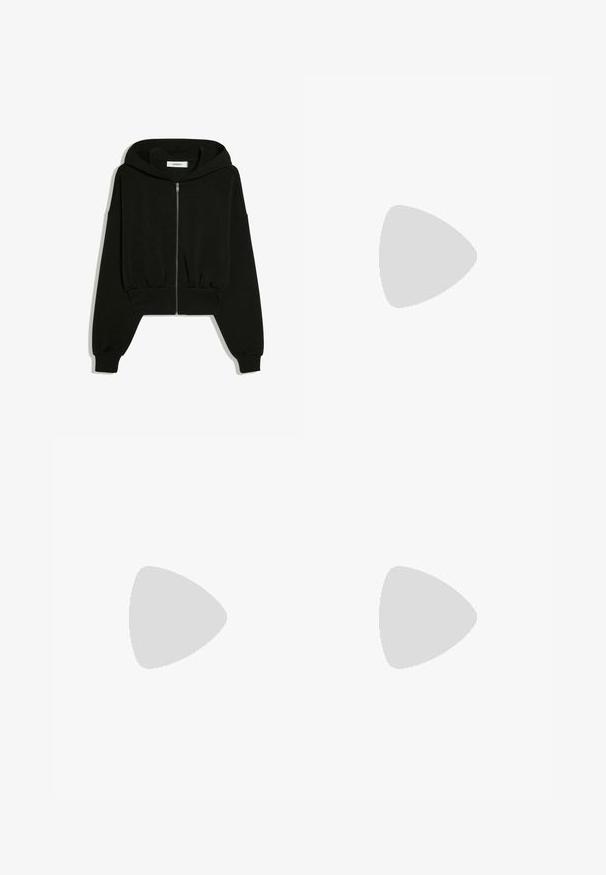 Sweat à capuche noir court zippé, manches longues, poignets côtelés et capuche, présenté à plat sur fond blanc.; Haut caraco en tissu côtelé noir avec fines bretelles doubles et un décolleté droit, posé à plat sur fond blanc.; Jean large en denim bleu clair avec décoloration, présentant un design à cinq poches, un bouton de fermeture et des détails de couture minimaux.; Baskets blanches basses Nike Air Force 1 avec fermeture à lacets, bout perforé, et logo swoosh signature sur le côté.