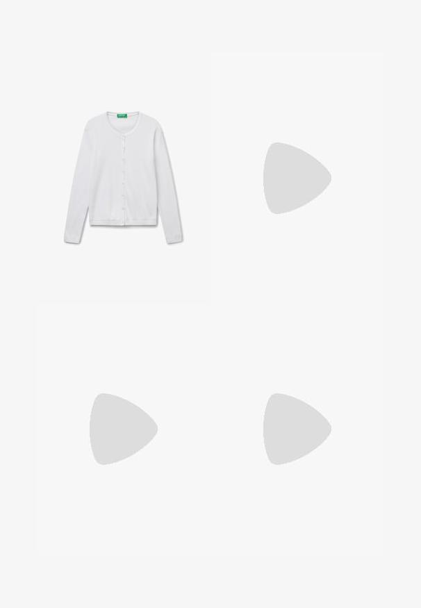 Weißer, langärmeliger Cardigan aus weichem Stoff mit Rundhalsausschnitt, Knopfverschluss sowie gerippten Bündchen und Saum.; Weißes ärmelloses Stricktop mit hohem Kragen und breiten Armausschnitten, mit enger gerippter Struktur.; Schwarze Hose aus glattem Stoff, mit geradem Beinanschnitt, seitlichen Taschen und einem dezente Markenakzent am Bund.; Schwarzer Lederloafers mit abgerundetem Zeh, genähten Details und glatter Oberfläche. Verfügt über eine niedrige, strukturierte Gummisohle. Keine sichtbaren Beschläge.