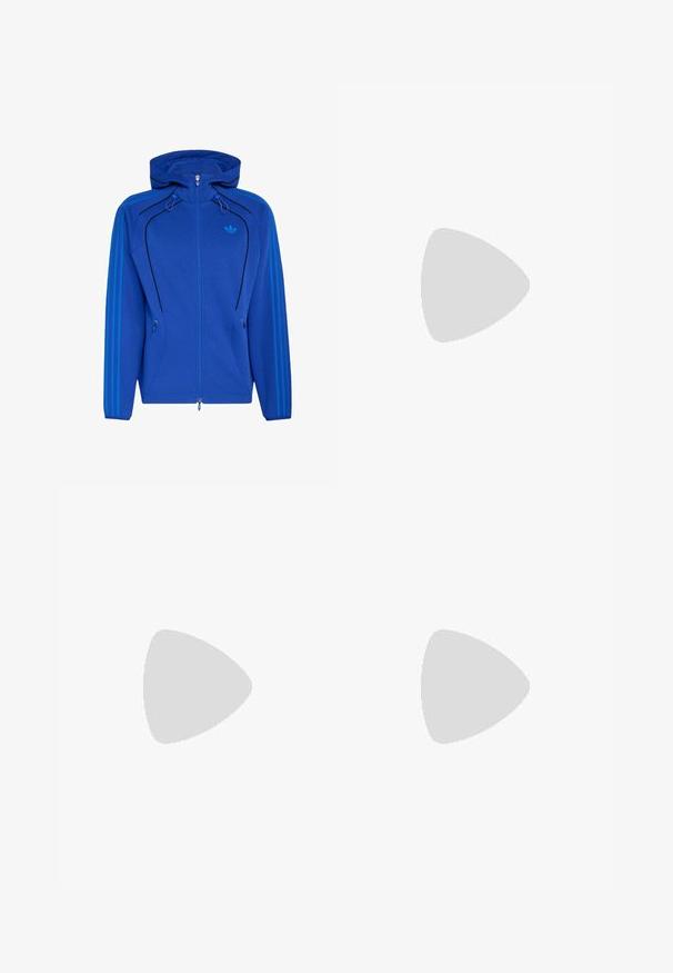 Sudadera con capucha azul con cremallera, con el logo trefoil de Adidas, tres franjas azul claro en las mangas, detalle de ribete negro curvado y cordones ajustables en la capucha.; Camiseta negra con cuello y ribetes de las mangas en blanco, que presenta tres franjas horizontales blancas en cada hombro y un pequeño logo de Adidas en blanco.; Pantalones deportivos azul marino con cinturilla elástica, con franjas laterales blancas y un logotipo en el muslo izquierdo.; Zapatilla negra Adidas con franjas blancas, cordones azules y suela de goma flotando sobre un escalón de hormigón gris con luz suave.