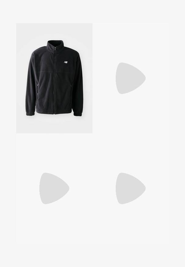 Zwarte fleecejack met een ritssluiting aan de voorkant, hoge kraag, twee zijzakken en elastische manchetten. New Balance-logo in het wit op de bovenste linkerzijde.; Witte T-shirt met korte mouwen en ronde hals met een klein zwart New Balance-logo op de linker bovenkant van de borst op een effen lichte achtergrond.; Zwarte sweatpants van zachte stof, met een elastische tailleband en trekkoord, smalle boorden bij de enkels en een klein logo op de bovenkant van de bovenbeen.; Persoon in beige wijde broek en grijs-witte sport sneakers staat op houten vloer.