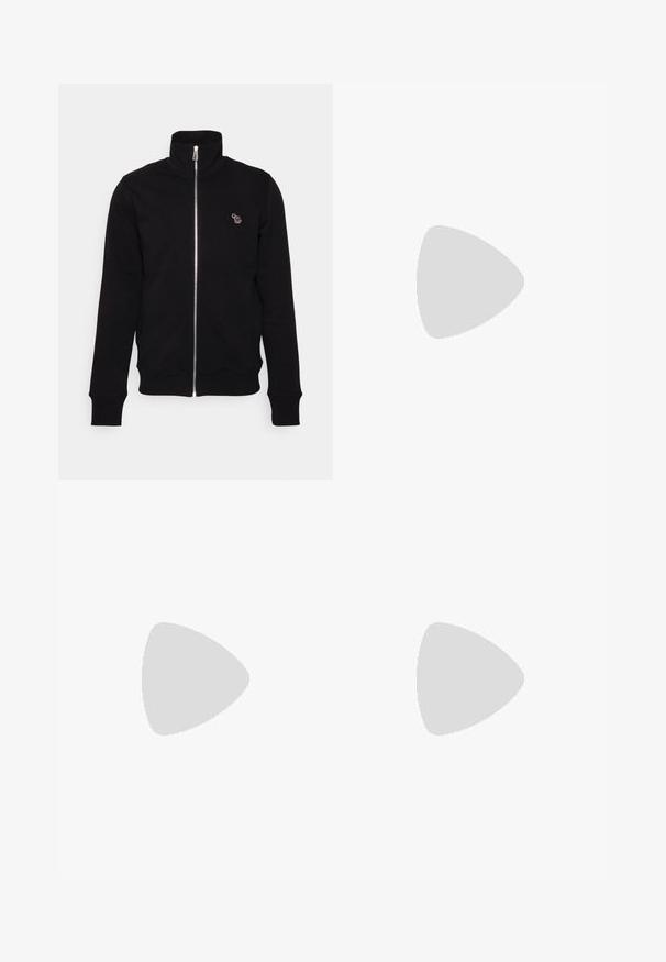 Zwarte zipperjack met een hoge kraag, gemaakt van zacht materiaal. Heeft ribgebreide manchetten en onderrand, en een klein geborduurd detail op de borst.; Witte katoenen T-shirt met een ronde hals, korte mouwen en een rechte snit. Geen patronen of versieringen, gladde textuur en eenvoudig ontwerp.; Zwarte short gemaakt van een gladde stof, met een vlakke voorkant, riemlussen en een knielange snit zonder zichtbare patronen of hardware.; Witte leren sneakers met meerkleurige strepen, vetersluiting, rubberen zool en gevoerd kraagje, gecombineerd met blauwe spijkerbroek.