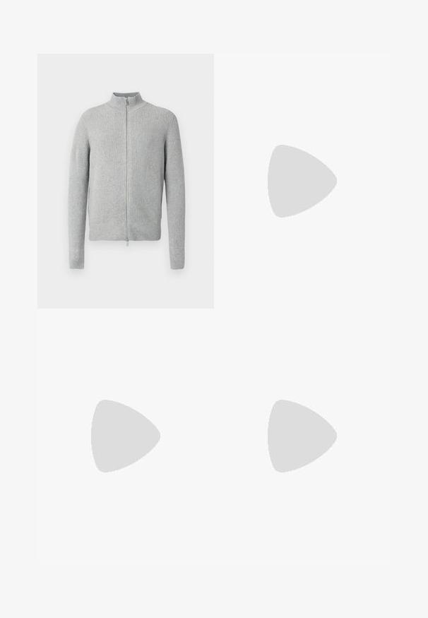 Grauer, gerippter Reißverschluss-Pullover mit hohem Kragen, langen Ärmeln und figurbetontem Design. Hergestellt aus weichem Strickmaterial mit strukturierten Akzenten.; Schwarzes kurzärmliges T-Shirt aus Baumwolle mit Rundhalsausschnitt und lockerer Passform. Sanfte Textur, keine Muster oder sichtbaren Logos.; Schwarze Jeans aus Denim mit geradem Schnitt, fünf Taschen und orangen Nähten. Glatte Textur und minimale Ausbleichungen.; Schwarzer Lederloafer mit grauem Riemendetail, niedrigem Absatz und strukturierter Sohle, seitlich mit „HUGO“ in Gold gebrandmarkt.