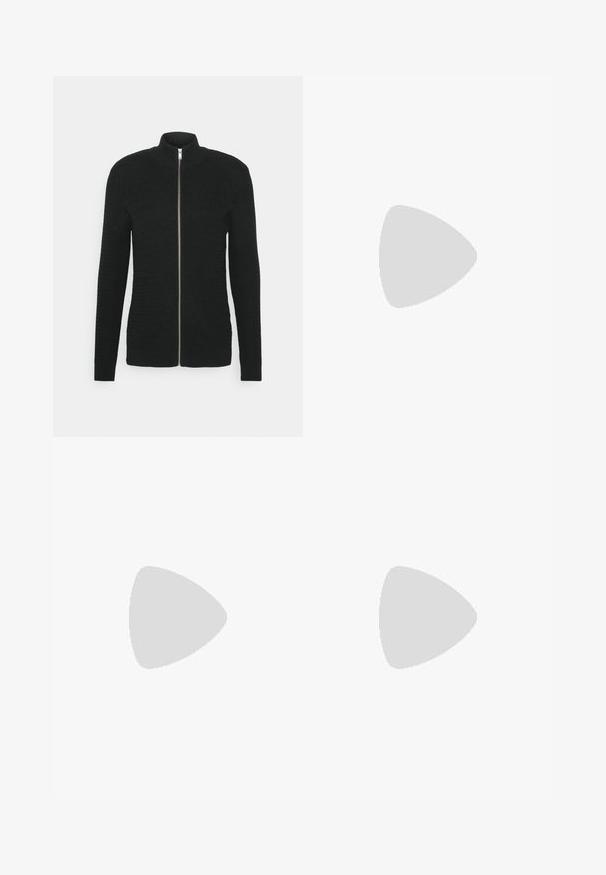 Lindbergh O-NECK STRUCTURE - Sweater met rits - black; Effen wit T-shirt met korte mouwen en een ronde hals, plat liggend op een lichtgrijze achtergrond met een klein merkje aan de binnenkant van de halslijn.; Grijze denim jeans met een recht ontwerp, voorzien van voorzakken en een klassieke knoopsluiting. Glad textuur met subtiele vervaging.; Witte leren sneaker met beige accenten, platte rubberen zool, ronde neus en contrasterend logo aan de zijkant en achterkant. Vetersluiting.
