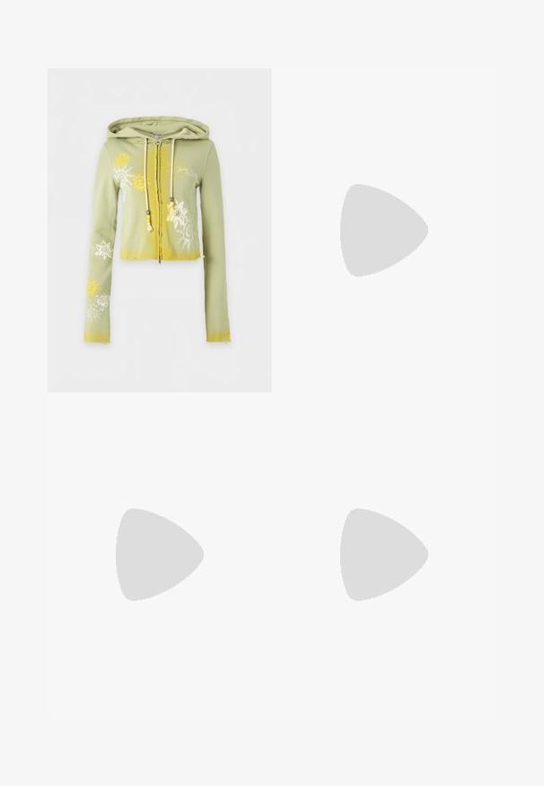 Lysegrøn cropped hoodie med gule solmønstre, hvide blomsterdesigns, forreste lynlås og snore med perler på hvid baggrund.; Hvid T-shirt med korte ærmer og rund halsudskæring, med en central grafik af en kat iført solbriller inde i en prikdet rund logo.; Lyseblå udvidede yogabukser med bred linning, glat tekstur og subtilt mærkelogo nær hoften. Ingen mønstre eller hardware-detaljer.; Hvide atletiske sko med et quiltet design, sort Nike swoosh og et fremtrædende sort "90" grafisk motiv på siden, parret med khaki bukser.