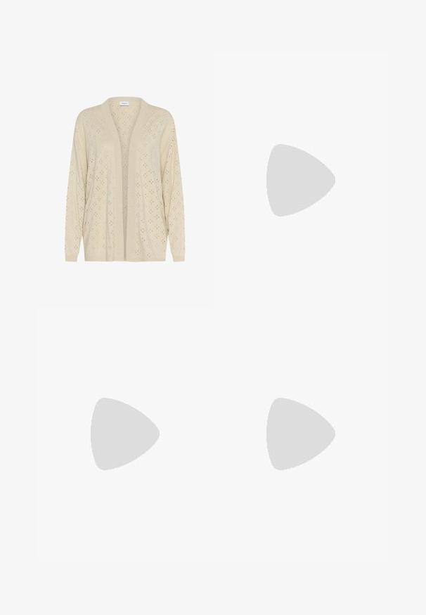 Cárdigan de punto en beige claro, con un corte holgado, frente abierto y un patrón perforado decorativo. Mangas largas con puños de canalé.; Camisa de botones de rayas azules y blancas con mangas largas, un dobladillo frontal anudado y un solo bolsillo en el pecho. Tejido suave y diseño de cuello clásico.; Pantalones de lounge de punto con rayas verticales en beige y crema, que cuentan con una cintura ajustable con cordón y una textura de punto abierto.; Zapato plano marrón con punta redondeada, parte superior de cuero suave y una correa delgada a lo largo del empeine asegurada con una hebilla en tono dorado.