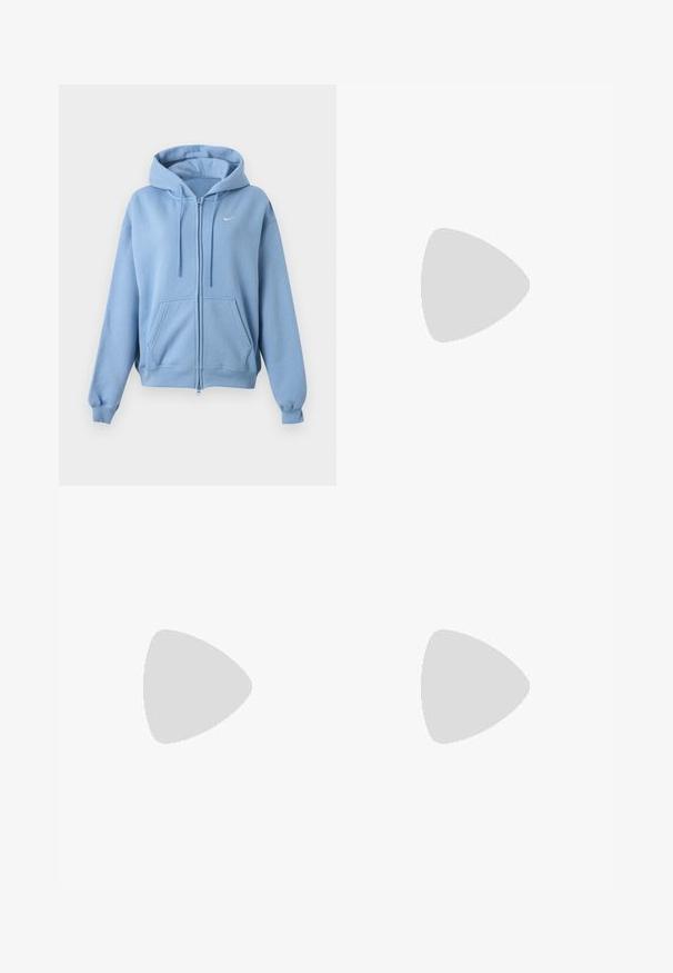 helehall sinise lukuga dressipluus esikülje taskute, reguleeritava nööriga kapuutsi, soonikkoes varrukate ja väikse valge Nike logoga rinnal.; Helehall sinise lühikeste varrukatega ümara kaelusega T-särk, millel on rinnale keskele paigutatud väike valge Nike Swooshi logo.; Olivroheline laiad püksid, mis on valmistatud kerge kangaga, millel on elastne vöökoht ja ees väike valge logo.; Pruunid ja sinised spordijalatsid, mis on valmistatud võrgust ja nahast, valgete paeltega ning tekstuurse pruuni tallaga, paigutatud rohelisele põrandale.