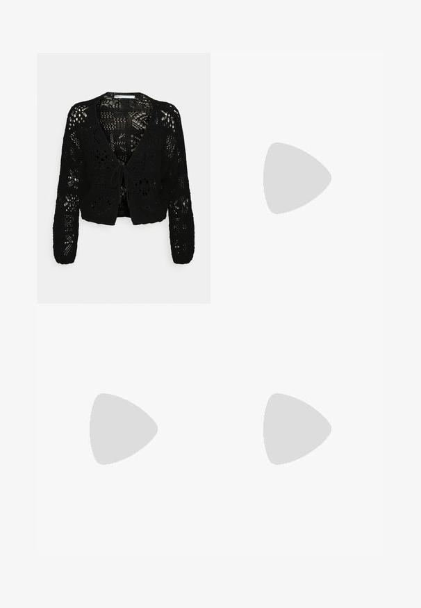 Zwart gebreid cropped cardigan met een bloemen openwerk patroon, lange mouwen en een frontale striksluiting met een diepe V-hals.; Zwarte mouwloze maxi-jurk met een getailleerde tanktop-bovenkant en een geschulpte zoom, versierd met ronde uitsnijdingen.; Bruine gepatineerde leren ballerina's met een spitse neus, voorzien van twee verstelbare banden en zilveren gespen, en een lage, vierkante hak.; Zwart lederen handtas in de vorm van een halve maan met een gouden kettingriem en een zijritstrekker.