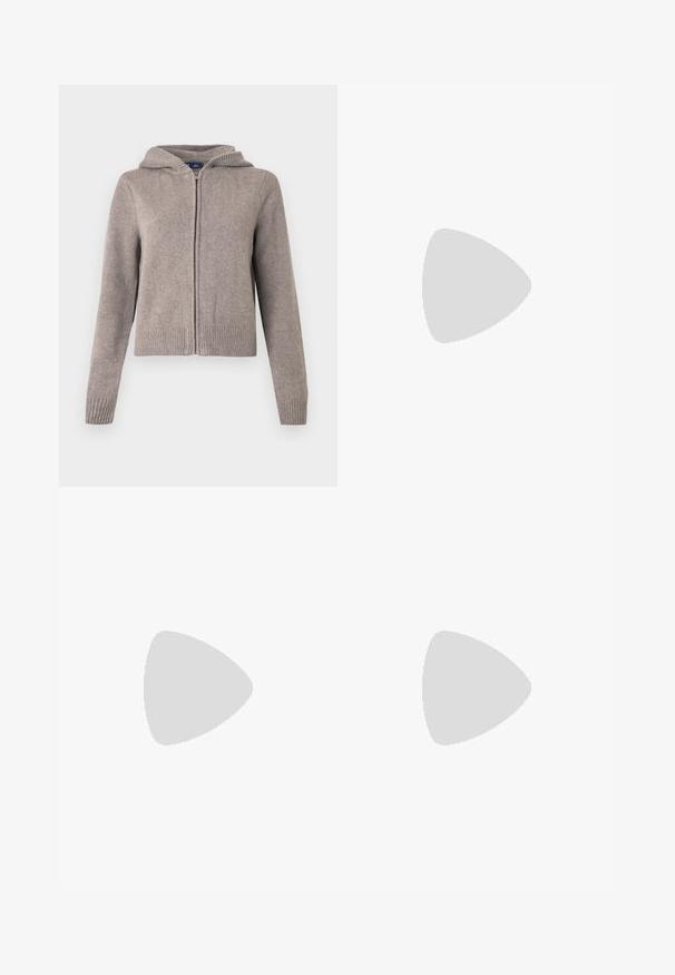 Sweat à capuche gris en maille avec poignets et ourlet côtelés, doté d'une fermeture éclair frontale et d'une finition texturée, conçu pour un usage décontracté.; Débardeur marron sans manches en coton avec col rond, taille petite étiquetée GAP, présenté sur un fond blanc uni.; Pantalon de survêtement bordeaux à jambes larges avec ceinture élastique et cordon, poches avant, présenté sur un fond clair uni.; Baskets en daim et cuir noir avec un swoosh latéral crème et un talon crème clair. Dotées de lacets beige et d'une semelle en caoutchouc gomme.