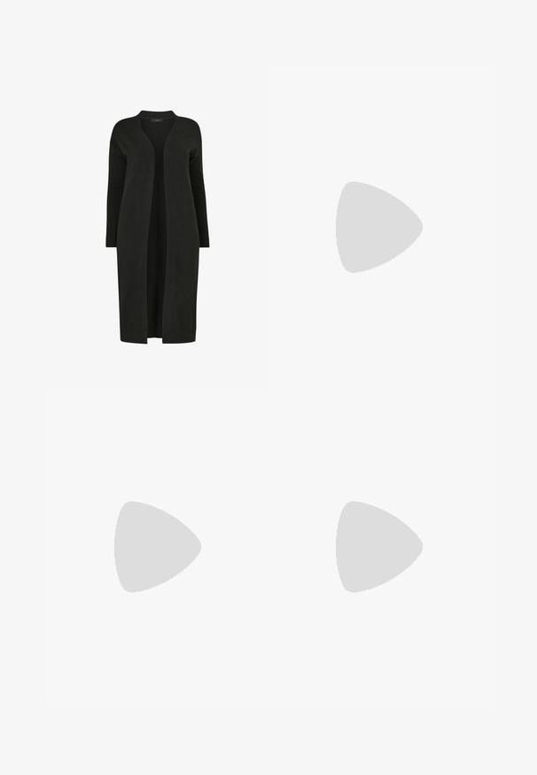 Schwarzer langer Cardigan aus weichem Strickstoff, mit offenem Vorderteil, langen Ärmeln und gerippten Bündchen. Minimalistisches Design ohne Verschlüsse.; Schwarzes Top mit einem Schulterriemen aus strukturiertem Stoff, das über ein gerippteres Muster und eine taillierte Passform verfügt. Glatte Oberfläche ohne sichtbare Beschläge.; Schwarze Hosen mit weitem Bein, weißen sichtbaren Nähten entlang des Bunds, der vorderen Naht und des Saums, ausgestattet mit Gürtelschlaufen und einer glatten Textur.; Schwarze Slipper mit einem strukturierten Strickobermaterial und elastischem Eingangsbereich. Abgerundete Zehenform und profilierte, gepolsterte Sohle, getragen mit einem Denim-Saum.