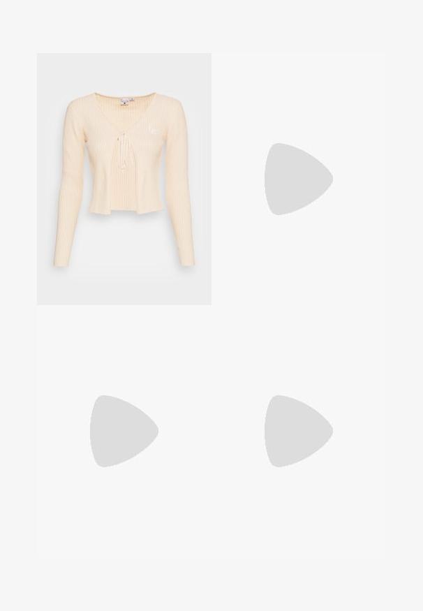 Beige ribbet cropped sweater med lange ærmer, dyb V-udskæring, bundet frontlukning og et lille broderet logo på venstre side.; Needle & Thread IMMORTAL ROSE MAEVE LONG SLEEVE BALLERINA DRESS - Gallakjole - moonshine; Beige ruskind ballet sko med en let spids tå, en sløjfe på forsiden og et lille metallic logo på hælen. Flad sål.; Hvid plisseret clutch-taske med en fremtrædende sløjfedetalje og en guldkædetras. Blød tekstur med et samlet design på forsiden.