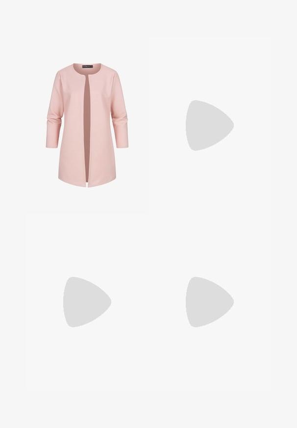 Lyserød jakke med rund halsudskæring, åben front og trekvartærmer. Fremstillet af tekstureret stof med lodrette striber.; MSCH Copenhagen MINETTA BENINA V NECK - Bluse - tobacco; Rosa brede bukser med høj talje, der har et bælte med en cirkulær træspænde og folder for tekstur.; Lysegrøn flad sandal med vævede frontremme, åben tå og en elastisk bagrem på en tanfarvet gummisål.