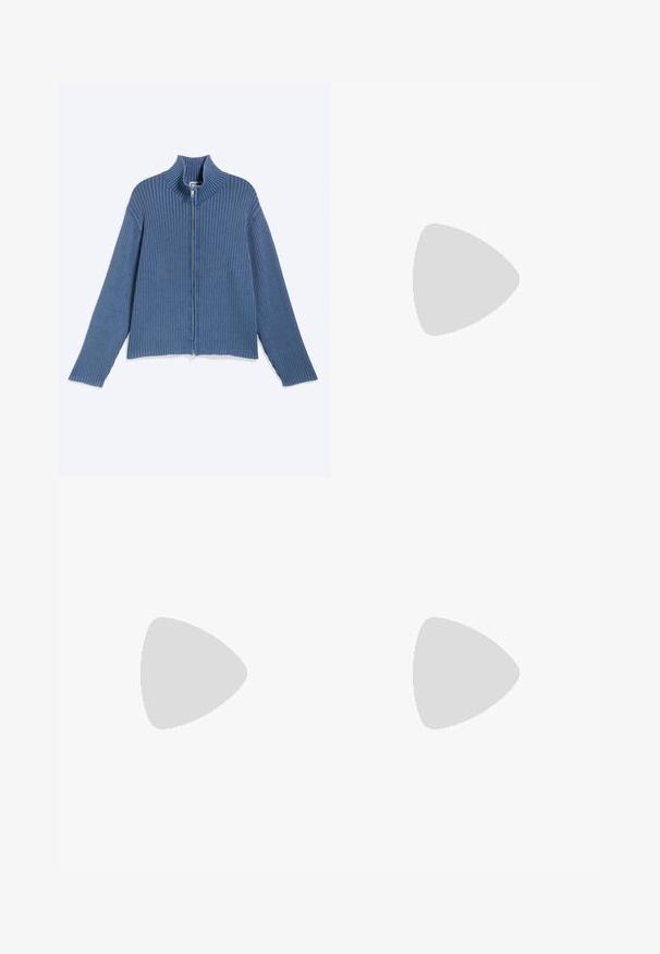 Blauer gerippter Strickpullover mit Reißverschluss, langen Ärmeln und hohem Kragen, flach auf hellem Hintergrund liegend.; Kurzärmliges, V-Ausschnitt T-Shirt aus Baumwolle in Weiß. Hat ein einfaches Design mit glatter Textur und lockerer Passform.; Schwarze Hose mit geradem Bein, vorne mit Knopf- und Reißverschluss, Seitentaschen und Gürtelschlaufen auf einfarbig hellem Hintergrund.; Schwarze Lederloafers mit runder Zehenform, eleganter Schlupfdesign und dicker Gummisohle mit strukturiertem Griff. Erhöhter Absatz und dezente Nähdetails.