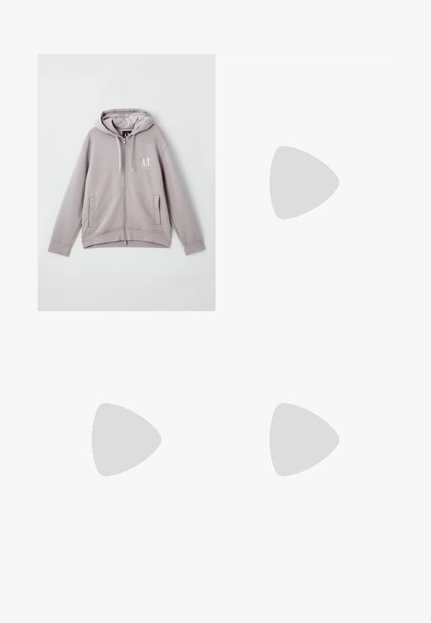 Grijze rits-hoodie van zachte stof, met een centrale rits, voorzakken, een capuchon met trekkoord en een klein logo op de borst.; Zwart T-shirt met korte mouwen en ronde hals met het "MICHAEL KORS"-logo gecentreerd in kleine gouden letters op de borst.; Zwarte corduroy broek met een rechte snit, geplooide voorkant en een riem met een zilveren gesp. Voorzien van zijzakken en een gestructureerde stof.; Zwarte suede sneakers met een witte rubberen zool, met een klassiek low-top ontwerp, een ronde neus en flat zwarte veters.