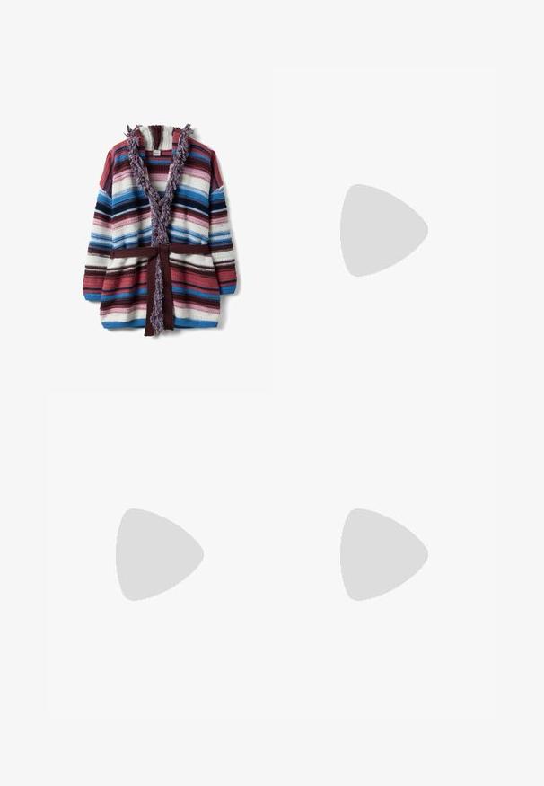 Cárdigan de punto con rayas multicolores, cuello con flecos y cinturón a juego en tonos azul, rosa, blanco y burdeos, extendido plano.; Top halter de mezclilla con logotipo azul en forma de corazón que presenta letras estilizadas, atado al cuello, con un dobladillo puntiagudo.; Falda cruzada asimétrica transparente con patrón degradado en azul, verde y beige, sujeta con un cinturón decorativo con cuentas y cierre redondo.; Chancla de plataforma de color azul claro con parte superior de tela deshilachada, diseño de punta abierta, suela gruesa y redondeada, y suela gris texturizada.