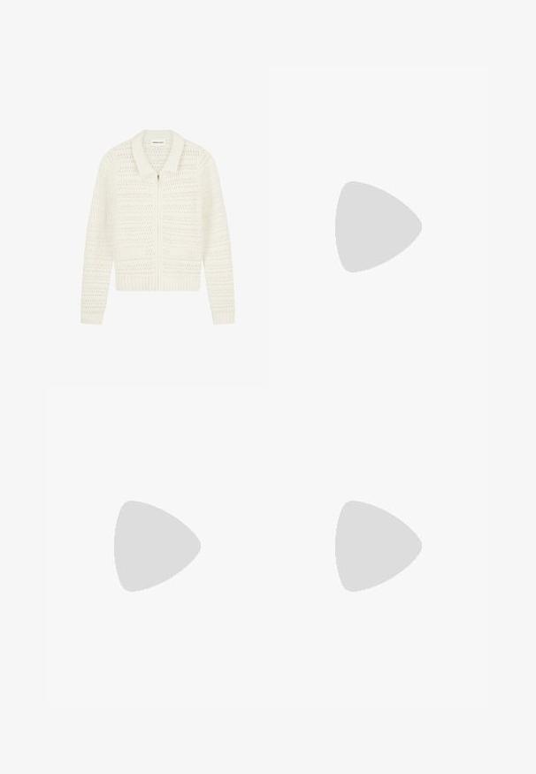 Witte gebreide vest met ritssluiting, geribde kraag, manchetten en zoom, voorzien van een gestructureerd opengebreid patroon en twee voorzakken.; Witte t-shirt met korte mouwen, ronde hals, relaxte pasvorm, gemaakt van zacht katoen. Glad textuur, geen patronen of logo's.; Lichtblauwe denim midi rok met een voorknipsel, rechte snit, klassiek vijf-pocket ontwerp en een vervaagde afwerking. Met een wit merkembleem.; Witte Adidas Samba sneaker met zwarte strepen en gumzool, zwevend boven gestructureerde grijze betonnen treden.