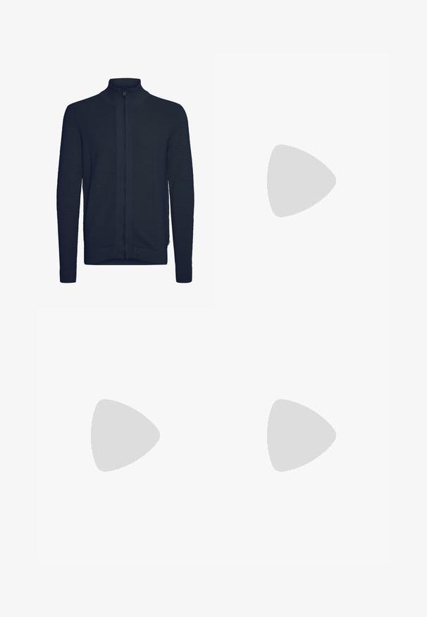 Marineblaues Zip-Pullover mit geripptem Material, hohem Kragen und eng anliegenden Bündchen. Verfügt über einen zentralen Reißverschluss und ein sauberes, minimalistisches Design.; Weißes Kurzarm-T-Shirt mit rundem Halsausschnitt und einer Brusttasche. Aus einem weichen Stoff gefertigt, mit umgeschlagenen Ärmeln und einem lockeren Schnitt.; Hellblaue Jeans im Slim-Fit-Stil mit einem Fünf-Taschen-Design und einem Reißverschluss. Sie weisen subtile Ausbleichungen und gestickte Details an den Nähten auf.; Weißes Leder Sneaker mit niedrigem Schnitt, strukturiertem Obermaterial, einem navyblauen Heel-Akzent und einer flachen Gummisohle mit einem Profilmuster.
