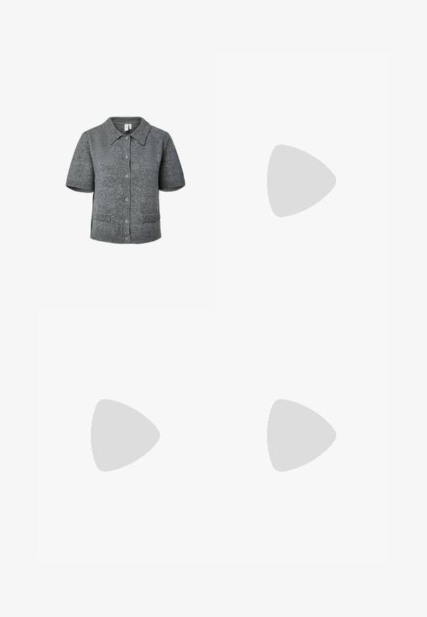 Grijze kortärmelig gebreide cardigan met kraag, knopen aan de voorkant, geribde manchetten en zoom, en twee voorzakken op een witte achtergrond.; Lichtroze shirt met lange mouwen, boothals, aangesloten ontwerp en effen textuur, getoond op een witte achtergrond.; Navy blauwe katoenbroek met een rechte pijpontwerp, voorzien van een tailleband en riemlussen, zonder zichtbare zakken of patronen.; Bruin gewatteerd winterboot met dikke zool en trekkoordsluiting tegen een effen lichte achtergrond.