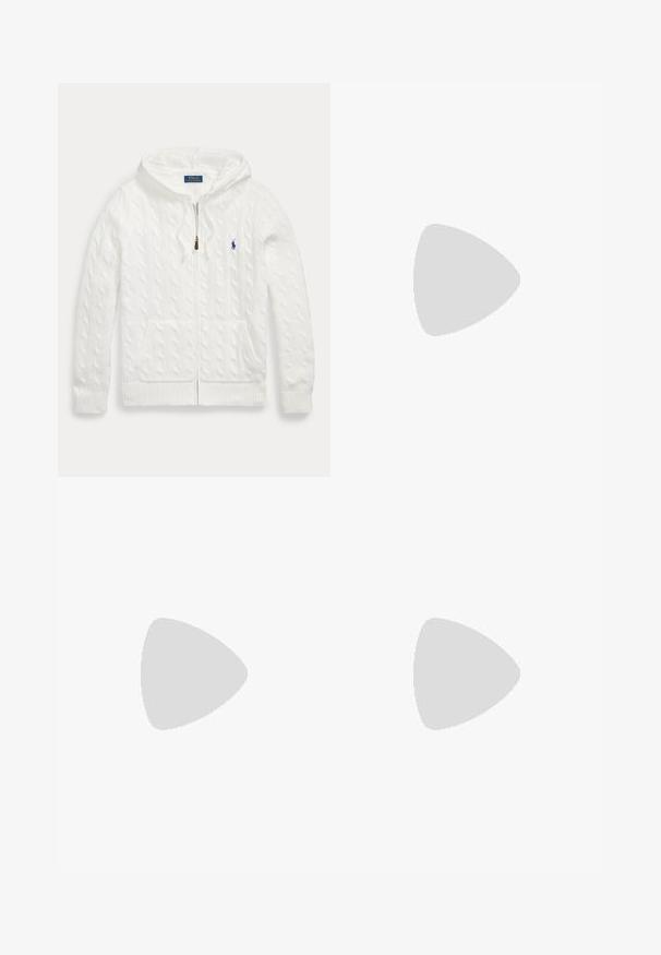 Witte kabelgebreide hoodie met rits, voorzakken en een klein blauw Polo Ralph Lauren-logo op de borst.; Lichtblauw overhemd met lange mouwen, witte verticale strepen en een klein geborduurd Polo Ralph Lauren-logo op de borst.; Lichtbeige herenbroekje van een katoenmix, voorzien van een elastische tailleband, een knoopsluiting en een enkel logo vlakbij de zoom.; Bruine leren bootschoen met witte zool, veter gestrikt bovenaan en metalen veterogen langs de zijkanten en voorste stiksels.
