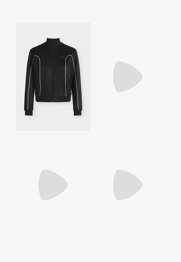 Zwarte jas met rits en hoge kraag, witte biezen langs mouwen en zijden, geribde manchetten en zoom, en klein logo op de linkerborst.; Zwarte lange mouw turtleneck shirt gemaakt van glad, rekbaar materiaal. Heeft een aansluitend ontwerp en een klassieke hoge kraag.; Denimshorts met voorzakken en knoopsluiting, met witte bloemige kanten bies langs de zoom.; Zwarte enkellaarsjes met een rekbare stoffen bovenkant, een spitse neus en een rits aan de zijkant, geplaatst op een slanke hoge hak.