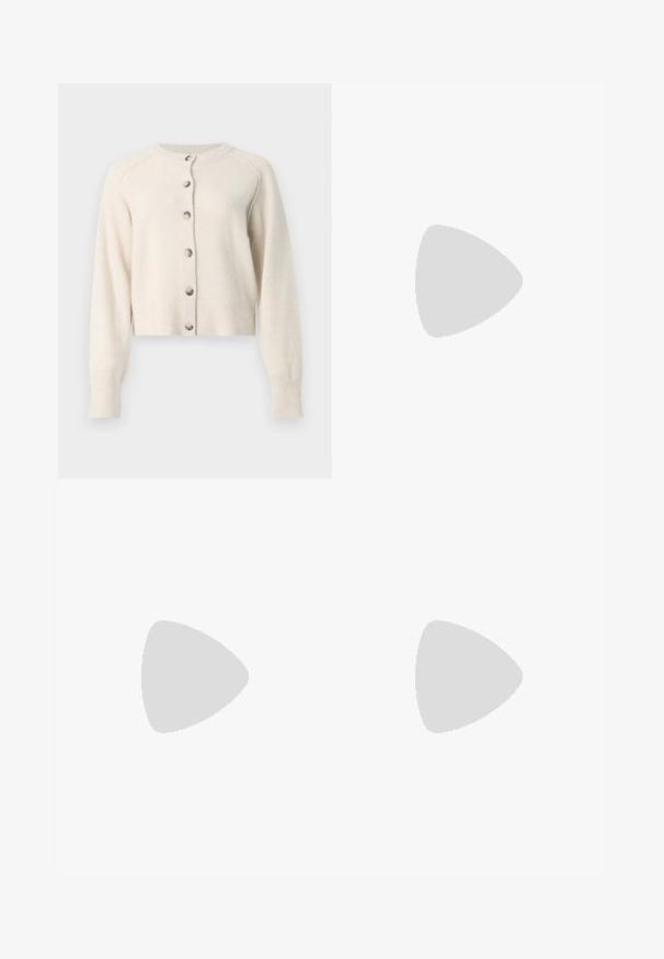 Crèmekleurige vest met lange mouwen, een ronde halslijn en zes zilveren knopen aan de voorkant, gemaakt van zachte gebreide stof.; Witte geribbelde mouwloze top met een ronde halslijn en een klein geborduurd vosdetail onder de kraag, gelabeld Maison Kitsuné.; Zwarte wijde broek met hoge tailleband, voorzien van grote zijzakken, twee knopen aan de voorkant en een lusdetail. Gemaakt van stevige stof.; Zwarte leren ballerina met een ronde neus, gladde textuur, minimale stikdetails en een flexibele zoolontwerp.