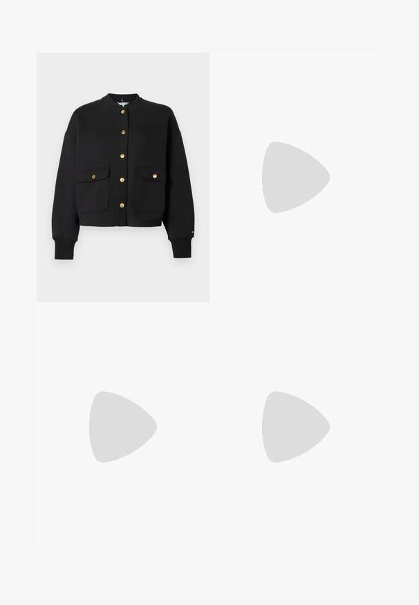 Veste noire boutonnée avec manches longues, deux poches avant à rabat, boutons dorés et poignets et col côtelés.; T-shirt bleu côtelé à manches courtes avec col rond et petit logo GAP embossé sur la poitrine.; Jeans skinny bleu clair avec un dégradé, comportant cinq poches, une fermeture à bouton à l'avant et un léger délavage au niveau de la cuisse.; Sandale plate noire avec deux larges brides, un détail découpé sur une des brides et une finition lisse mate. Semelle fine et flexible.