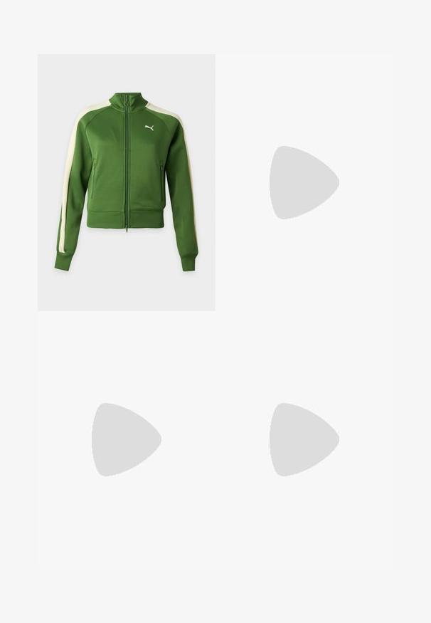 Groene trainingsjas met rits, met crèmekleurige strepen op de mouwen en een wit Puma-logo op de linkerborst, weergegeven tegen een effen achtergrond.; Teal lange mouwen crop top met zwarte zijpanelen. Heeft een wit logo op de borst en contrasterende stiksels. Gemaakt van rekbaar materiaal.; Donkergroene sweatpants van zacht materiaal, met een elastische tailleband en zijnaadseams, en een klein logo op de voorkant.; Groene platform sneakers met suède en gestructureerde accenten, voorzien van een speelse gezichtsontwerp op de neus en dikke, geribbelde zolen.