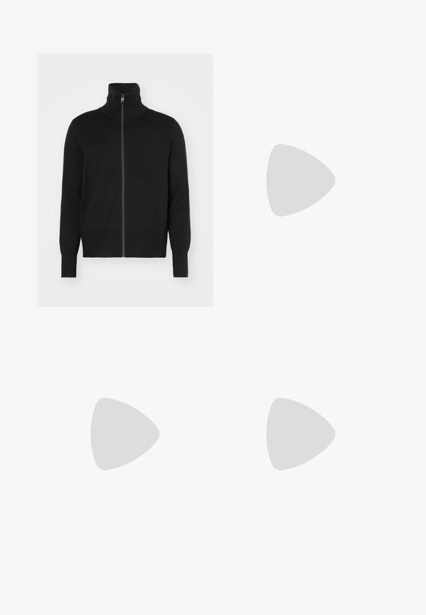 sandro TRUCKER CARDIGAN - Cardigan - noir; Marineblå bomulds t-shirt med rund hals og korte ærmer, med en glat tekstur og enkel design, uden synlige mønstre eller accenter.; Mørkeblå denim jeans med slim fit, struktureret design, fem-lommes stil og let falmning langs benene og sømmene.; Sorte ruskind sneakers med en hvid gummisål, der har et klassisk low-top design, rundt tå og flade sorte snørebånd.