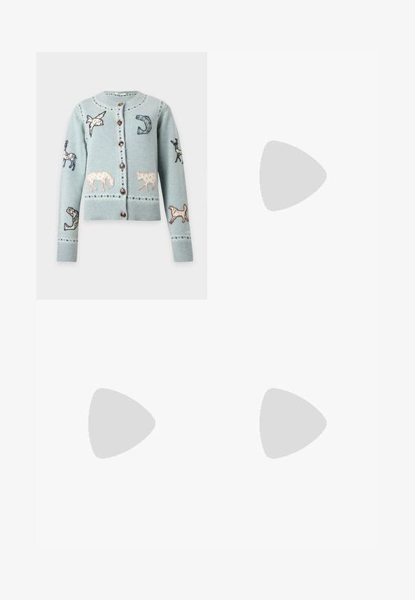 Cardigan bleu clair boutonné avec des animaux brodés dont un oiseau, un cheval, une vache, un chien, ainsi que des motifs décoratifs sur les manches et le devant.; Robe marron sans manches avec petit imprimé floral bleu, bretelles froncées, col en V et détail noué à l'avant.; Sandale en cuir marron avec des fines lanières, un accent circulaire doré et une semelle plate. Design minimaliste avec un détail de boucle réglable.; Sac à main rond en paille tissée avec une anse en corde et "ALEMAIS" brodé sur le côté en fil marron.
