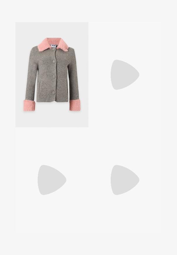 Veste en laine grise avec grand col et poignets en fausse fourrure rose, boutons sur le devant et poches latérales.; Robe noire cintrée sans manches avec des rayures horizontales texturées et duveteuses et un décolleté carré, étiquetée Moschino.; Escarpins à brides arrière en cuir verni noir, à bout pointu, avec un petit talon carré et une sangle de cheville ajustable dotée d'une boucle dorée.; Sac à main noir texturé avec une finition en fausse fourrure douce. Présente un design froncé, un fond plat et une sangle en cuir mince et réglable. Accents en matériel doré.