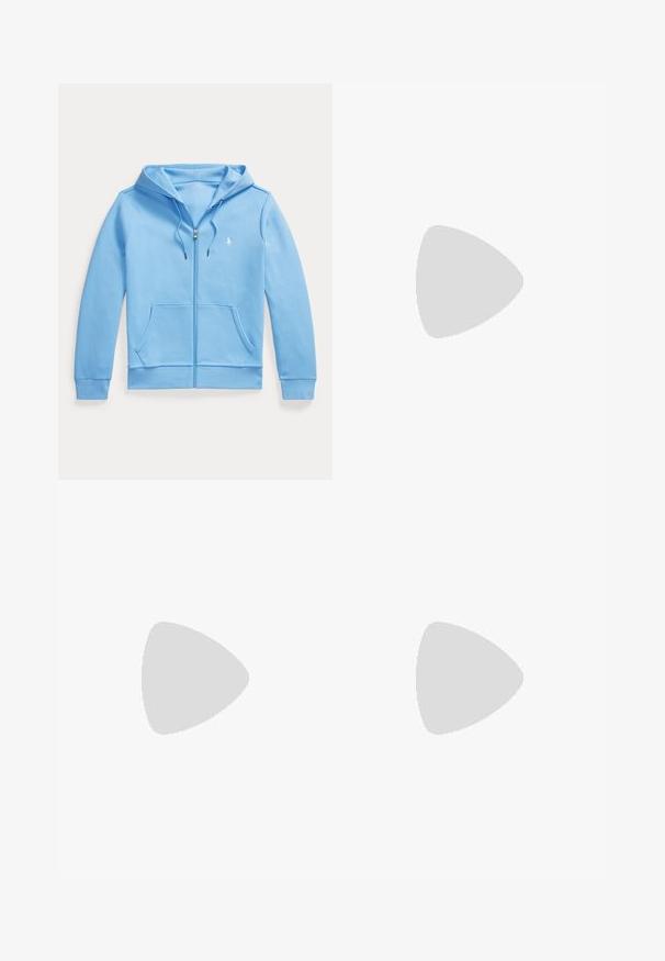 Lichtblauwe hoodie met rits, voorzakken, capuchon met trekkoord en klein wit geborduurd logo op de linkerborst.; Lichtblauwe denimshirt met een puntkraag, lange mouwen, twee borstzakken en drukknoopsluitingen. Klassiek westernstijl ontwerp.; Beige taps toelopende trainingsbroek met elastische tailleband en trekkoord, met boorden bij de enkels, weergegeven tegen een witte achtergrond.; Witte lage sneaker met zwart polo-speler logo aan de zijkant, navy hieltab, witte veters en "Ralph Lauren" gouden handtekening nabij de hiel