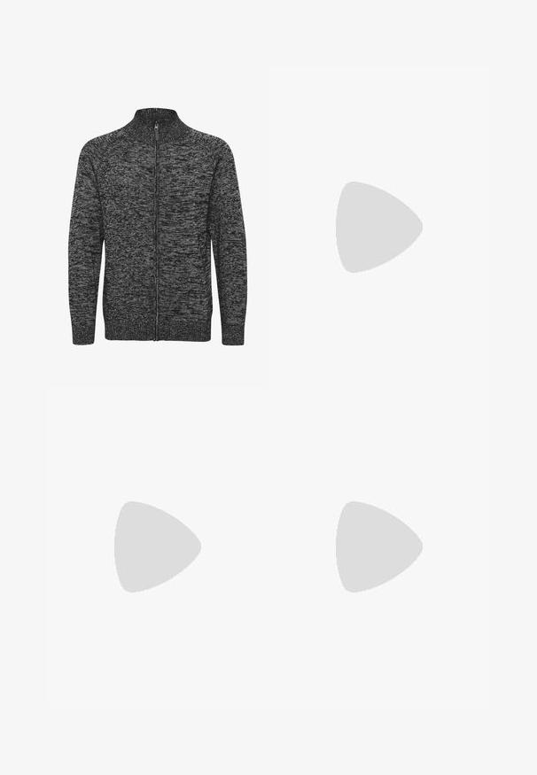 Sweat à zip gris et noir avec un col montant, en tissu tricoté texturé, et des poignets et un ourlet côtelés. Il comprend une fermeture éclair sur toute la longueur.; T-shirt à manches courtes gris foncé en tissu doux, doté d'un col rond et d'un petit détail décoratif à l'ourlet.; Jeans en denim bleu foncé avec une coupe slim, dotés de cinq poches, d'une fermeture par bouton et zip, et d'une couture contrastante. Texture lisse.; Sneaker Nike Air Max 90 blanche avec une tige en mesh et cuir, une boîte à orteils perforée et une unité air visible au talon.