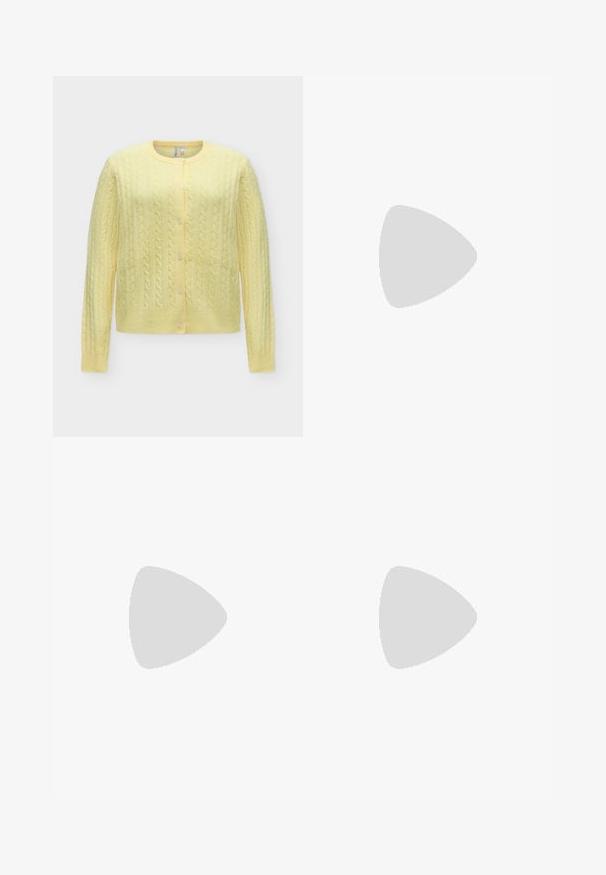 Cardigan jaune doux en maille torsadée, manches longues, encolure ronde et fermeture devant avec cinq boutons.; Robe maxi jaune sans manches avec imprimé floral, corsage froncé, taille à volants et fines bretelles.; Jambes portant des leggings côtelés foncés associés à des ballerines noires avec de petits détails en nœud sur fond blanc.; Petit sac à main noir brillant avec deux longues anses et des détails à cordon sur les côtés sur un fond clair uni.