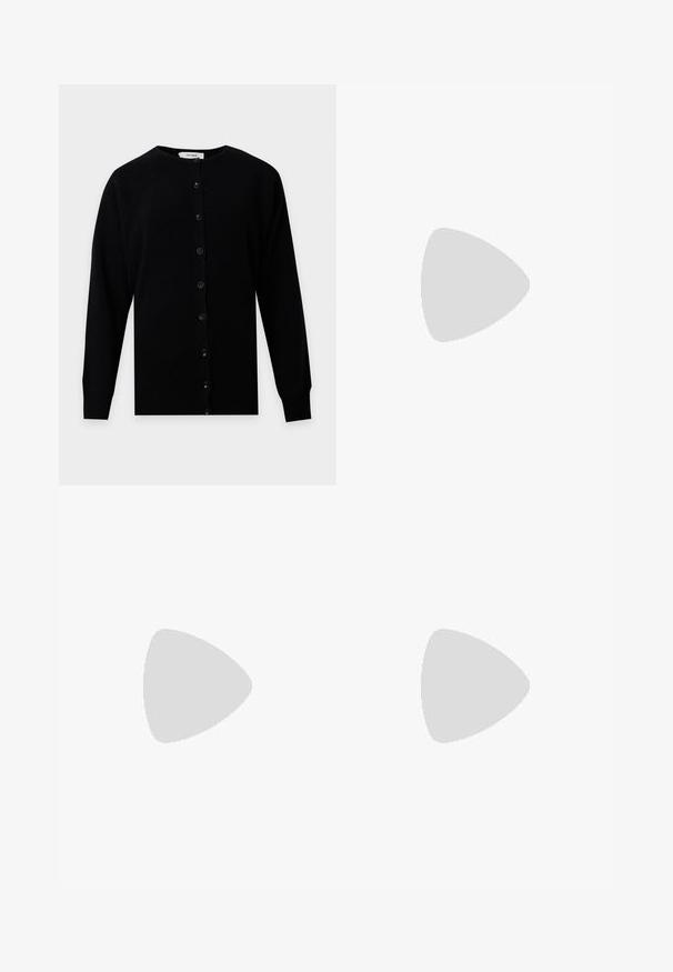 Zwarte cardigan met lange mouwen en knopen, ronde halslijn en geribde boorden, weergegeven op een effen lichtgrijze achtergrond.; Korte witte geribbelde T-shirt met korte mouwen en ronde halslijn op een effen achtergrond.; Grijze denim jeans met een recht model, met een vervaagd patroon, vijf zakken en stiksels langs de naden en tailleband.; Zwarte pumps van lakleer met spits toelopende neus, T-strap en lage schuine blokhak op witte achtergrond.