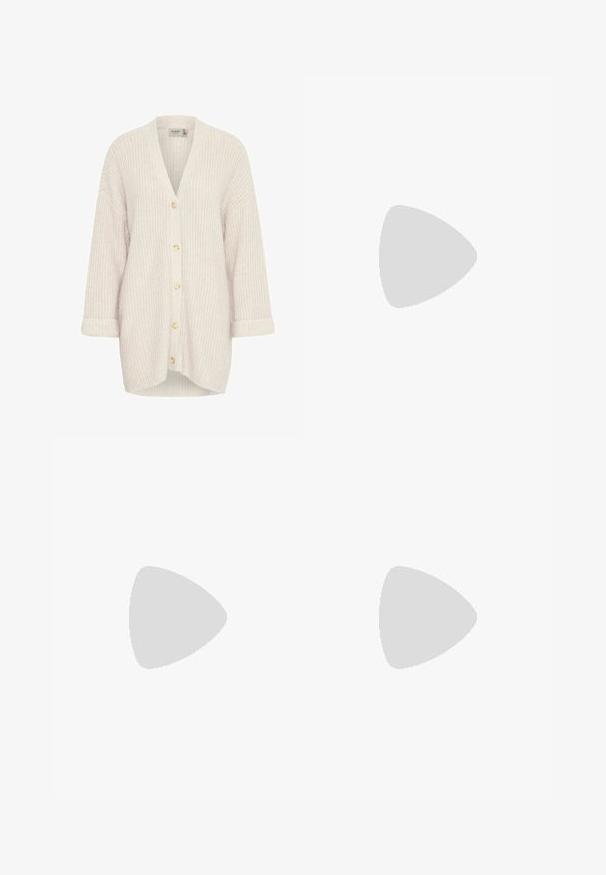 Lichtroze gebreide cardigan met lange mouwen, V-hals en gouden knopen aan de voorkant; heeft een gestructureerde stof en opgerolde mouwboorden.; Lichtbeige tanktop van ribstof met een ronde hals en mouwloos ontwerp. Voorzien van een subtiele merklabel aan de binnenkant.; Beige wijde broek gemaakt van zachte stof, met een verstelbare tailleband en een gladde textuur, zonder patronen of extra hardware.; Beige slippers met een zachte bontachtige bovenrand, een afgeronde teenvorm en een gestructureerde stof. De zool is plat en flexibel.
