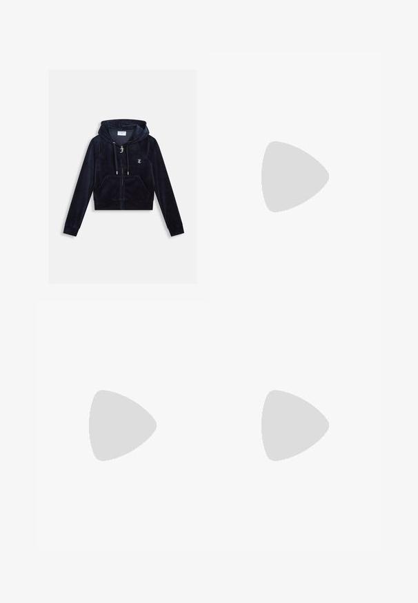 Mørkeblå cropped hoodie fremstillet af blød velour, med en frontlynlås, snoretræk og frontlommer, samt et lille logo på brystet.; Hvid ribbet tanktop med rund halsudskæring og ærmeløs design, med en lige kant og en glat, strækbar tekstur.; Sorte buks med flared design lavet af strækbart stof. Har en høj talje og et glat, tætsiddende design, der flared ud fra knæet og ned.; Grå Nike Air Force 1 sneakers med perforeret tå, glat læderoverdel, tyk sål og præget 'AIR' detalje på hælen.