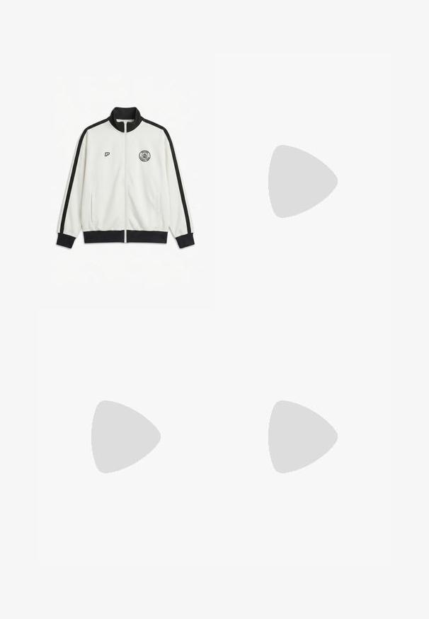 Witte sportjas met ritssluiting, zwarte kraag, manchetten en strepen op de mouwen, met twee logo's op de borst en zijzakken.; Wit overhemd met knopen, voorzien van dunne zwarte verticale strepen en zwarte tekst met de woorden "CHAOS AND DISSENT" en "IN SEARCH UNCONDITIONAL FREE" aan de voorkant.; Lichtblauwe denim jeans met een losse pasvorm, hoge taille en rechte pijpen. Bevat voorzakken en een metalen knoopsluiting.; Beige suède schoen met een vetersluiting, gestikte details en een rubberen zool. De vorm is casual met een lichte sleehak.