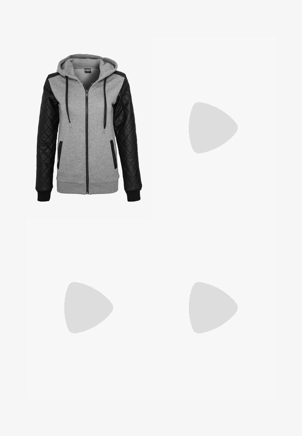 Sweat à capuche gris zippé avec une manche droite en simili cuir noir matelassé, poignets élastiques et poches avant. Capuche avec cordon de serrage et tissu lisse.; Haut blanc à manches longues avec un décolleté carré, doté d'un ourlet peplum froncé en tissu texturé. Étiquettes visibles au niveau du cou.; Jupe patineuse noire avec une taille cintrée et une forme évasée et fluide. Fabriquée en matériau léger, avec une texture lisse et un design fluide.; Bottes en cuir noires montant jusqu'aux genoux, avec un bout pointu et un large talon bloc. Texture lisse, couture minimaliste, et détail de fermeture éclair simple.