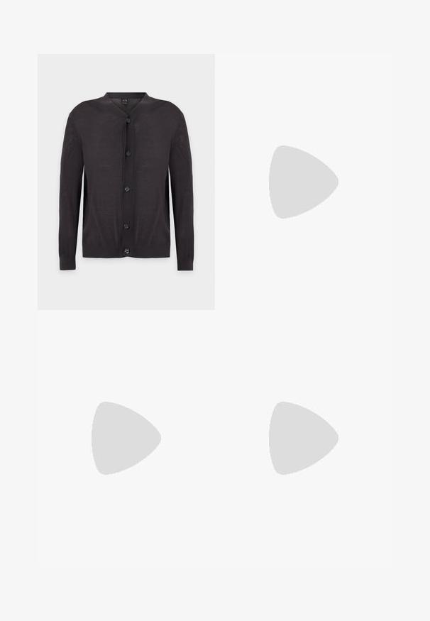 Cardigan noir à manches longues avec cinq boutons sur le devant et un col rond sur un fond uni.; Chemise blanche à manches longues en coton. Elle présente un col pointu, une patte de boutonnage à l'avant et un logo subtil brodé sur la poitrine.; Pantalon noir à coupe droite avec ceinture, passants de ceinture, bouton et fermeture éclair à l’avant, présenté sur fond blanc.; Baskets basses en cuir marron foncé avec semelle en caoutchouc noire, lacets à l'avant et design minimaliste épuré sur fond clair.