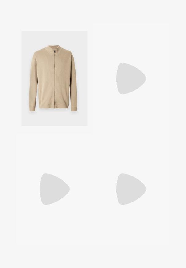 Beige lynlås-sweater med høj krave, ribbet tekstur og lange ærmer. Rene linjer og subtile syningsdetaljer forbedrer designet.; Hvid polo-shirt lavet af bomuld, med en klassisk krave, korte ærmer og en treknapslukning med mørkeblå knapper.; Beige slim-fit bukser med knap- og lynlås, bæltestropper og forlommer, vist på en hvid baggrund.; Hvide sneakers med en ruskind tåspids, glat syntetisk overdel og tan gummisål. Har perforeringer på siderne for åndbarhed.
