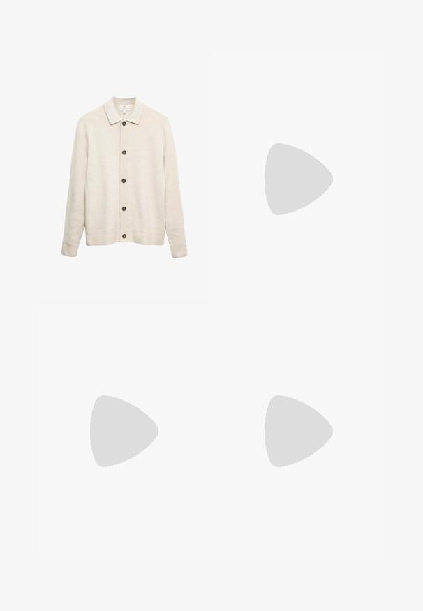 Lysebeige strikket cardigan med krave, knaplukning foran, ribstrikkede ærmegab og kant. Tekstureret stof med mørkegrå knapper.; Hvid t-shirt med korte ærmer lavet af bomuld, med rund hals og lige snit. Mærke synligt på den nederste side af kanten.; Lys beige, vide sweatpants lavet af blødt materiale. Har en elastisk talje med snor og sidelommer for funktionalitet.; Beige ruskindssko med en buet form, justerbar metalspænde og struktureret korksål. Ydersålen har en sål med takker for bedre greb.