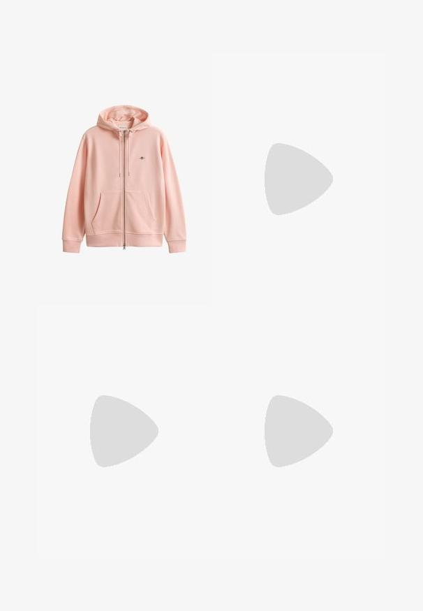 Lyserød hættetrøje med lynlås, forlommer, snoretræk i hætten og lille broderet logo på brystet mod hvid baggrund.; Good American SUPER STRETCH BABY TEE - T-shirts basic - periwinkle; Lyserøde yoga bukser med høj talje med tætsiddende pasform over lårene og let udvidede ben, vist på en hvid baggrund.; Hvid højtop Converse Chuck Taylor All Star-sneaker med sort logo-patch og hvide snørebånd, vist på hvid baggrund.