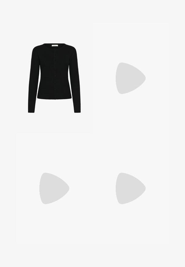 Cardigan noir à côtes avec un col rond, des manches longues et une fermeture à boutons sur le devant. Le tissu a une texture lisse et une coupe ajustée.; Bodysuit noir avec des manches longues en maille, un décolleté en V profond et une coupe ajustée, mettant en avant un tissu lisse et une construction discrète.; Jupe noire, longue, en maille avec une fente sur le côté. Équipée d'une taille extensible et d'une texture lisse. Design simple et ajusté. Aucune motif ou accent visible.; Bottes noires à hauteur de genou avec une finition lisse, des semelles épaisses et une fermeture éclaire latérale discrète. Assorties de manière stylée avec une jupe grise en chevrons.